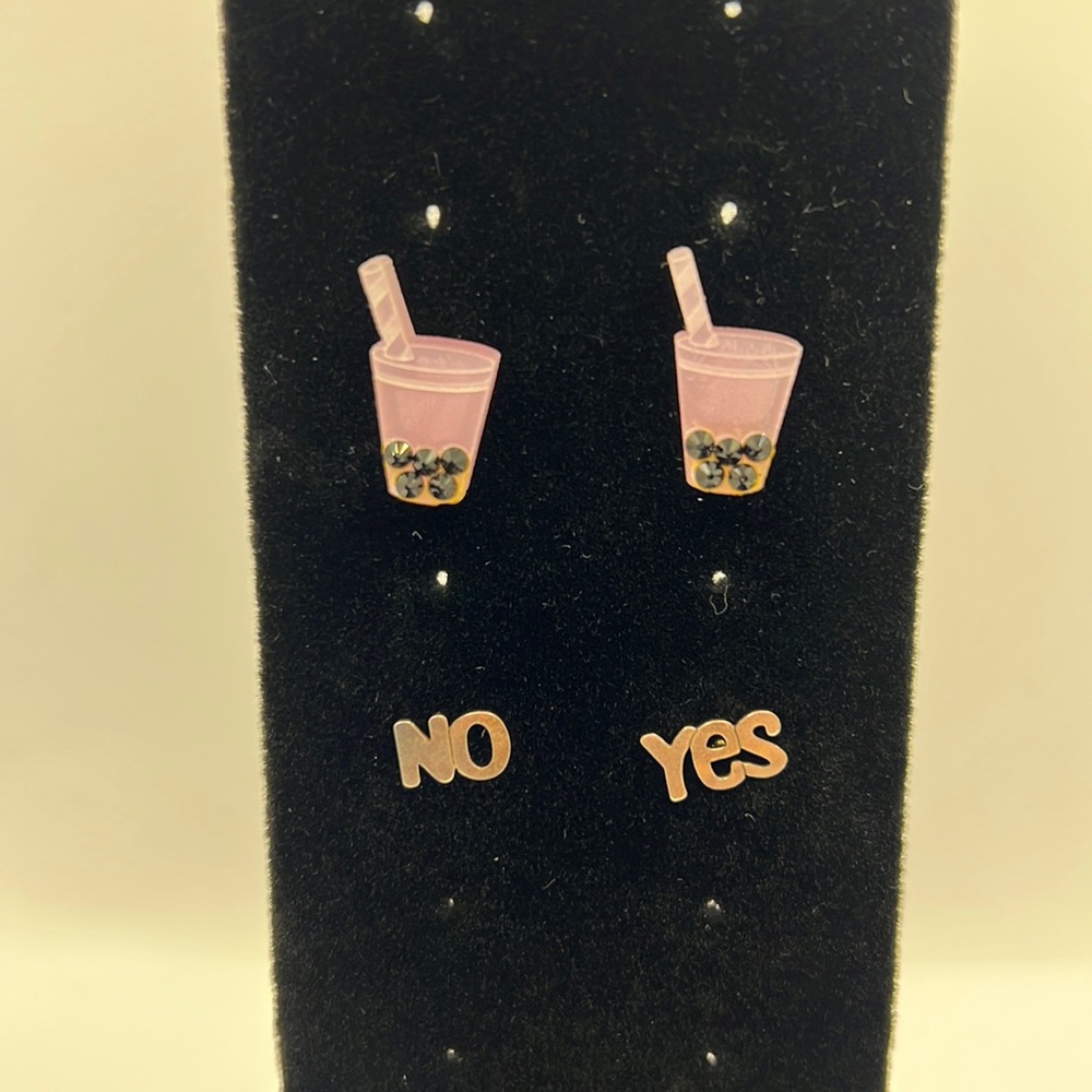 Set of two earrings
